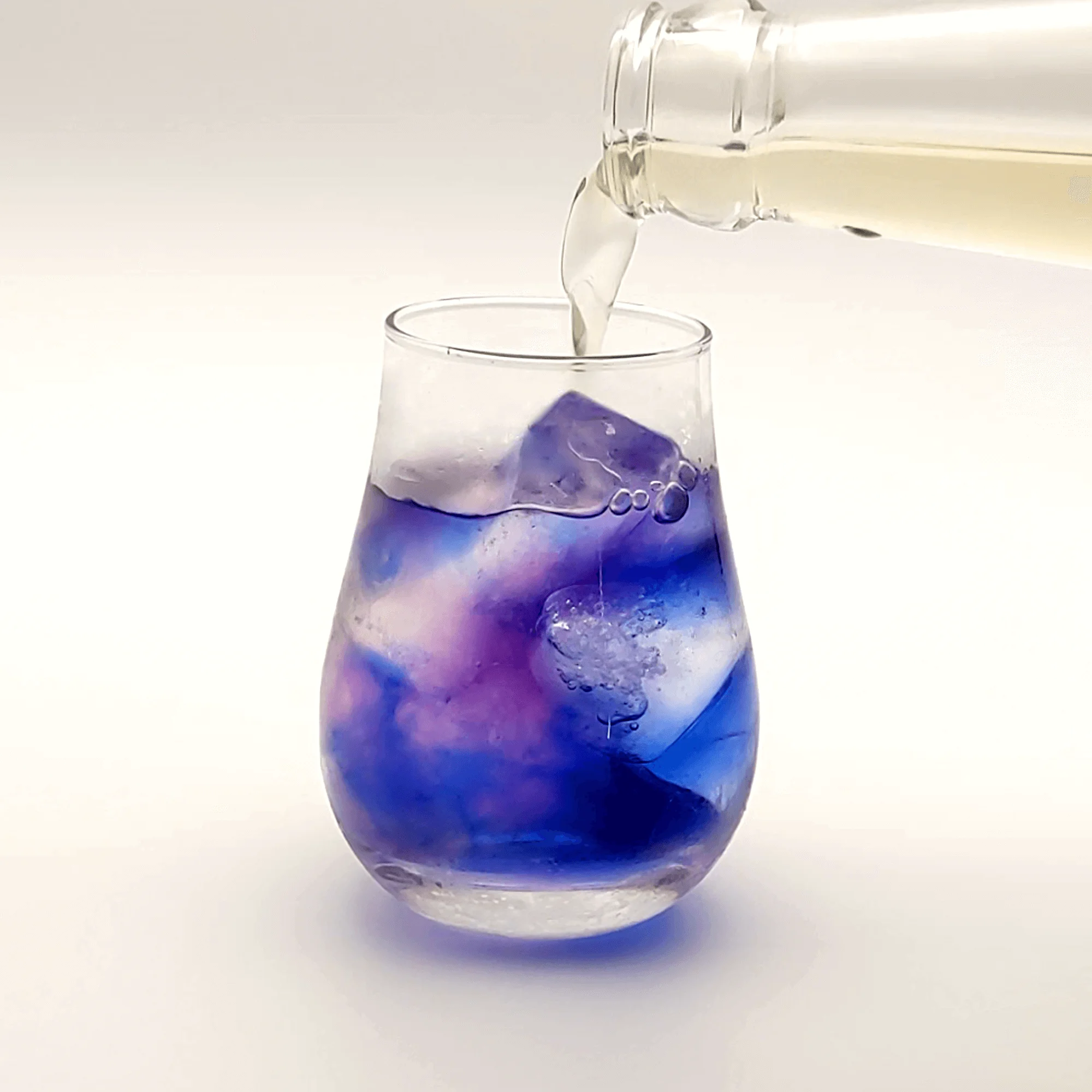 Colour change of butterfly pea tea with lemonade