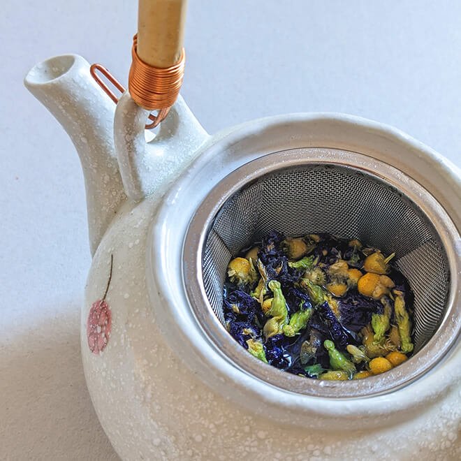 Infusion de thé bleu à la camomille